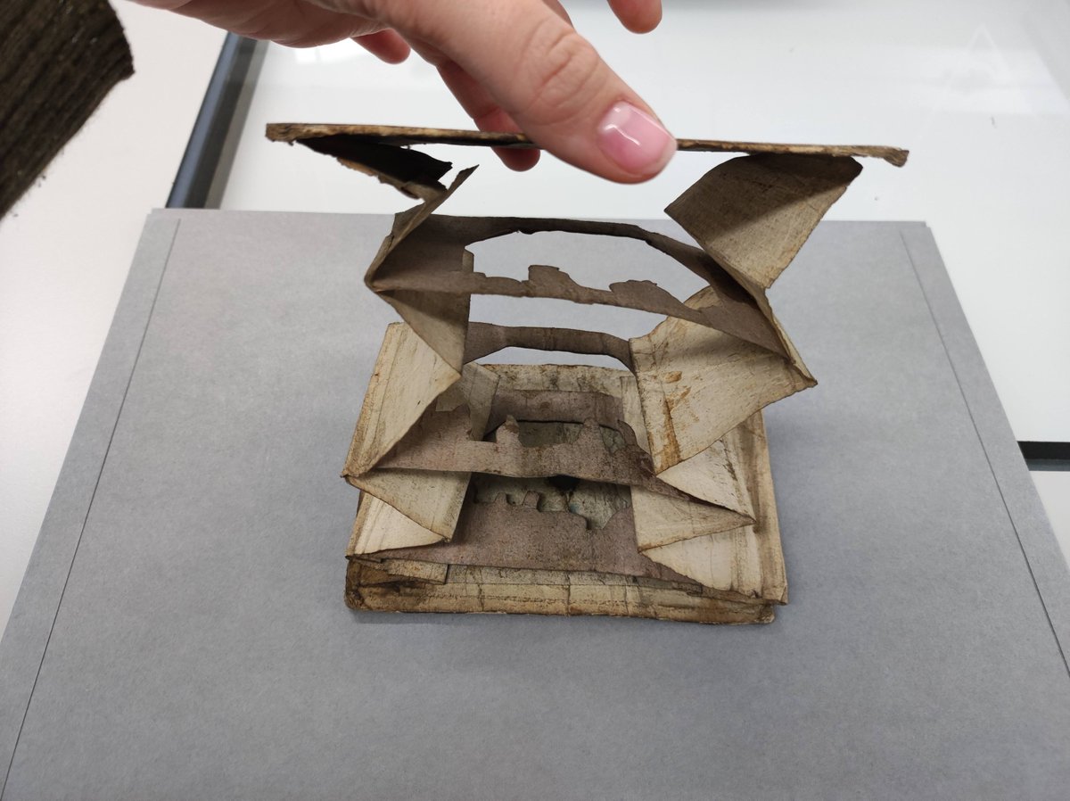 natlibscot's tweet photo. This particular peepshow came to the Library c.1969 as part of a bequest and was in a poor condition, as you can see here. When it arrived at the conservation studio it was very dirty, and the structure could not hold itself.

#Noncreepypeepy https://t.co/chrFifxZFN