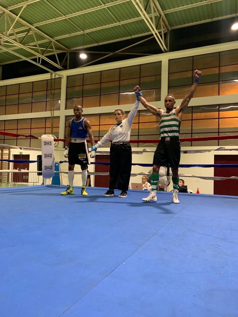 SCPModalidades's tweet image. Leões brilham no Torneio Internacional Boxing Spirit WBC! 🥊

Aírton Luz (63,5 kg) consagra-se Campeão em Elite, Rodrigo Roxas (86 kg) campeão em Juniores e Cecília Alcântara (66 kg) é vice-campeã em cadetes! Parabéns a todos, Leões. 👏
#BoxeSCP