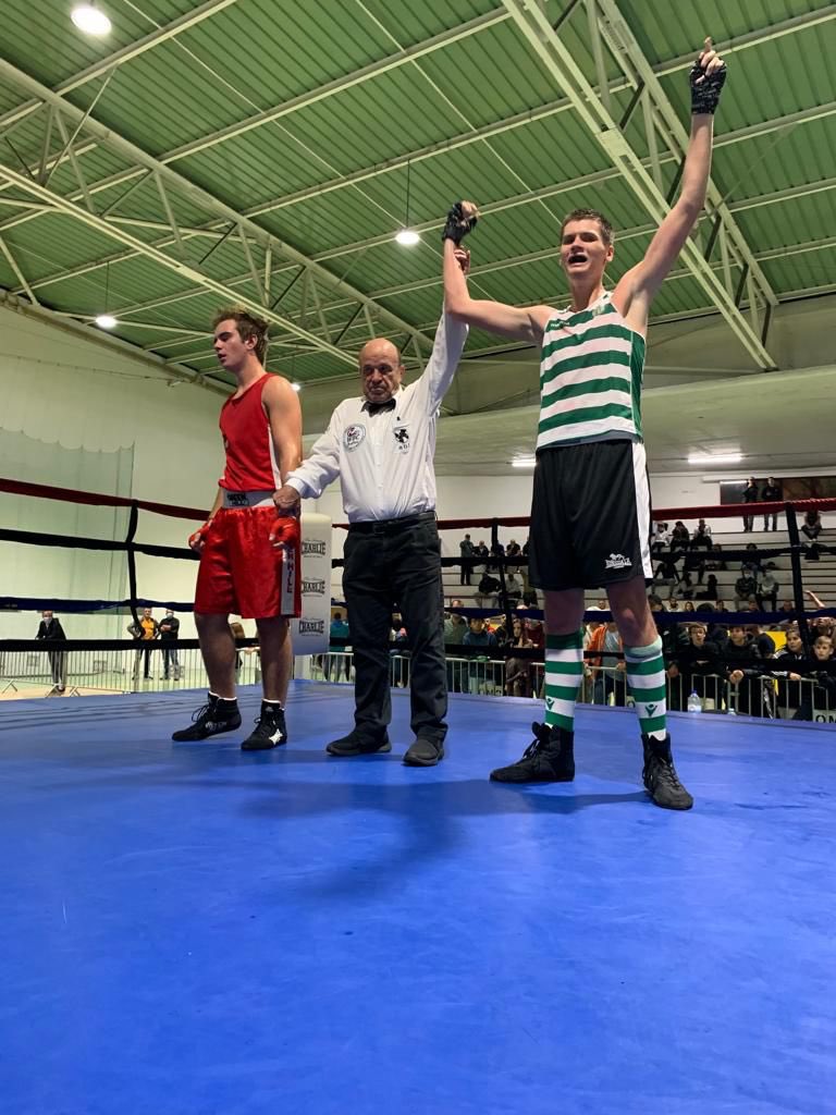 SCPModalidades's tweet image. Leões brilham no Torneio Internacional Boxing Spirit WBC! 🥊

Aírton Luz (63,5 kg) consagra-se Campeão em Elite, Rodrigo Roxas (86 kg) campeão em Juniores e Cecília Alcântara (66 kg) é vice-campeã em cadetes! Parabéns a todos, Leões. 👏
#BoxeSCP