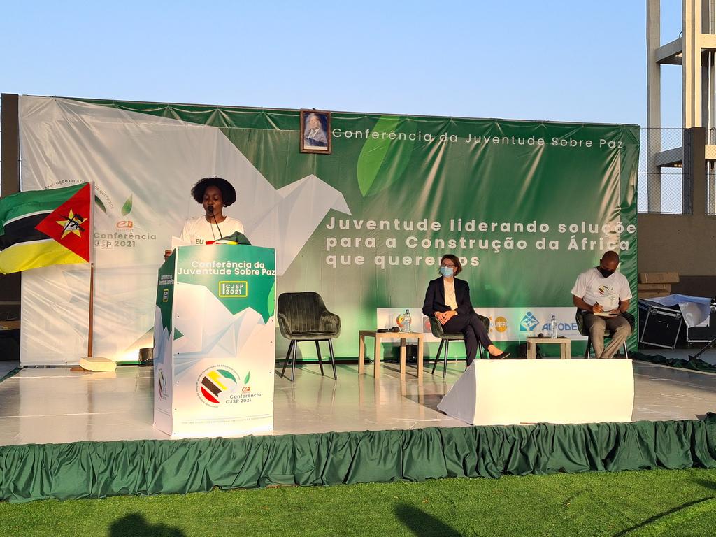 dr_healey's tweet photo. Feliz de estar participando de uma sessão da conferência da Juventude em Zambezia. A visita faz parte da nossa visita a região de promover o fim dos uniões prematuros. A juventude-  é a maioria é o futuro. #ukinmozambique https://t.co/BGRvgf5ykC
