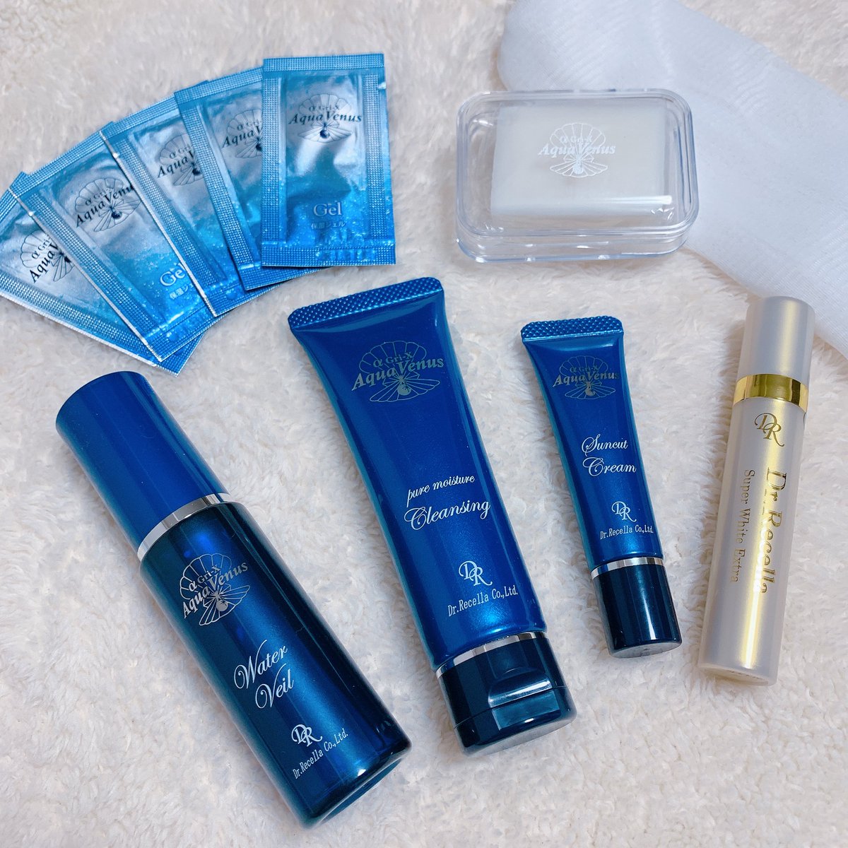 yuzusaurus's tweet photo. aquavenus
スーパーホワイトエクストラスタートセット　3850円(税込)
そして青系で統一されている
デザインがとってもおしゃれ🧜‍♀️✨
個人的に嬉しかったの��
日焼け止めがセットになっていることです。なかなか日焼け止めまでセットになってるのってないから
嬉しいポイントでした💓‼︎ https://t.co/lE6GqLed5m