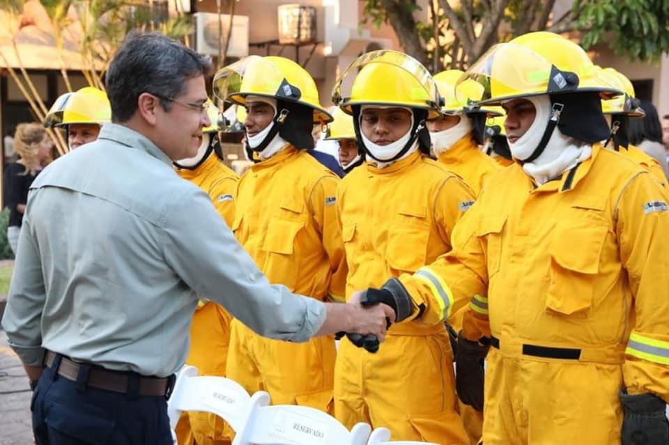 A todos los 𝐁𝗼𝗺𝐛𝐞𝐫𝗼𝐬 🚒 de la patria, nuestra felicitación y reconocimiento por su heroica labor y servicio para con el pueblo hondureño.