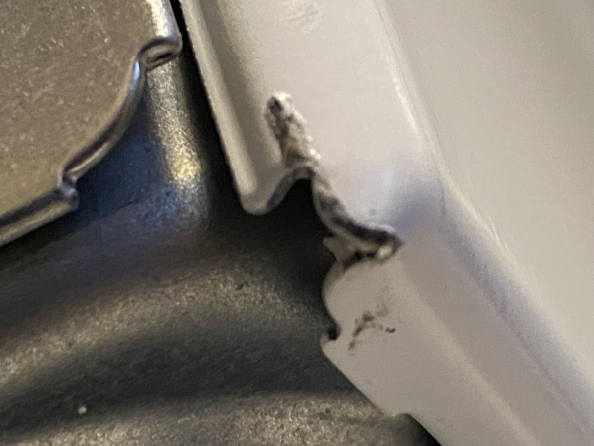 kivandeven's tweet photo. @MieleNederland 
We worden al meer dan 2 maanden aan het lijntje gehouden na het kopen van een nieuwe wasmachine. 
30x sorry gehoord maar nog niks opgelost. 
De laatste nieuwe machine die geleverd is is zwaar beschadigd.
#wat een ellende!!!
Los het op!!!
Wat een slechte service👎🏼 https://t.co/cy7DqSTjRl