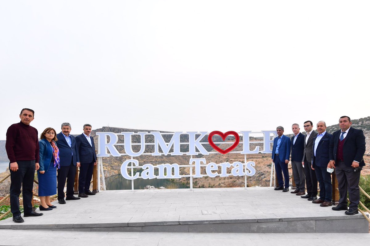 Kültür ve Turizm Bakan Yardımcısı Nadir Alpaslan, Fırat Nehri üzerinde bulunan ve yapımı tamamlanan Rumkale Cam Terası'nı ziyaret etti.  haberler.com/haberler-son-d…