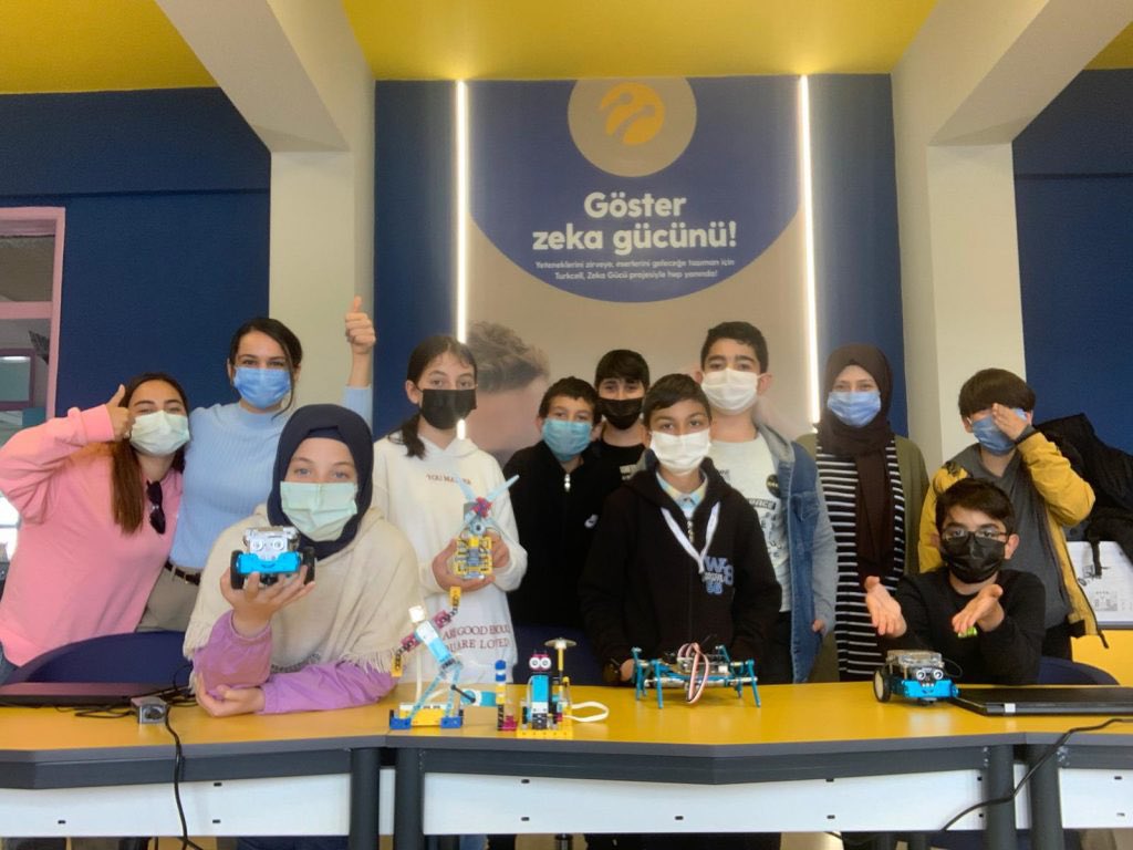 Pandemi sebebiyle uzun süre ara verdiğimiz yüze yüze eğitimlerimizin ilki Ardahan BİLSEM'de gerçekleşti 🥳Eğitimimize dair tüm detayları blog yazımızda anlattık👇🏽👇🏽

zekagucu.turkcell.com.tr/zeka-gucu-proj…