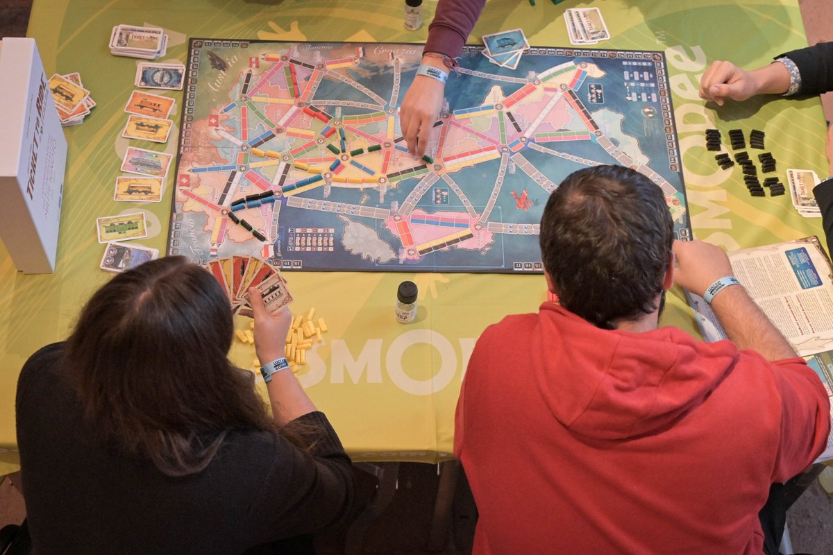 A #LuccaCG21 e in tutti i #Campfire <a href="/AsmodeeItalia/">Asmodee Italia</a> ha dato l'opportunità agli appassionati di #TicketToRide di giocare all'edizione esclusiva realizzata per il #militeignoto100 Avete giocato anche voi?  <a href="/militeignoto100/">MiliteIgnoto100</a> <a href="/anniversaritaly/">Presidenza del Consiglio - Anniversari nazionali</a> 
Foto: Michele Quilici
