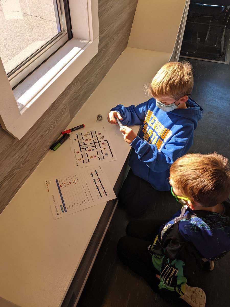 The Q-munity bus visited with our 3rd graders today, trying out the new Indi robots from <a href="/SpheroEdu/">Sphero Education</a> which were a big hit! <a href="/smilelearning/">Laurie Guyon 🐘</a>