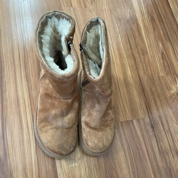 Manique04229693's tweet photo. So good I had to share! Check out all the items I'm loving on @Poshmarkapp #poshmark #fashion #style #shopmycloset #ugg #fredericksofhollywood: https://t.co/ccyEO5w4wd https://t.co/CfHzzsnDSR