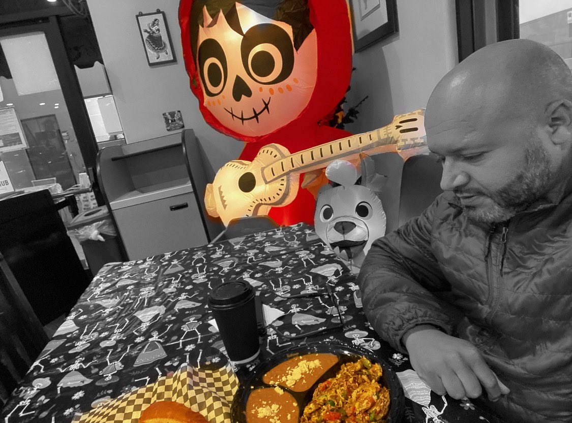 BalbinoAviles's tweet photo. ¡Bienvenido Noviembre! #LunchTime Iniciando semana con buena #Actitud y #Apetito Bendiciones Familia | #Monday #LosAngeles #News #Telemundo #Telemundo52 #Miguel #Coco #Balbination #InmigranteComoTu https://t.co/ZpsGJlLE61