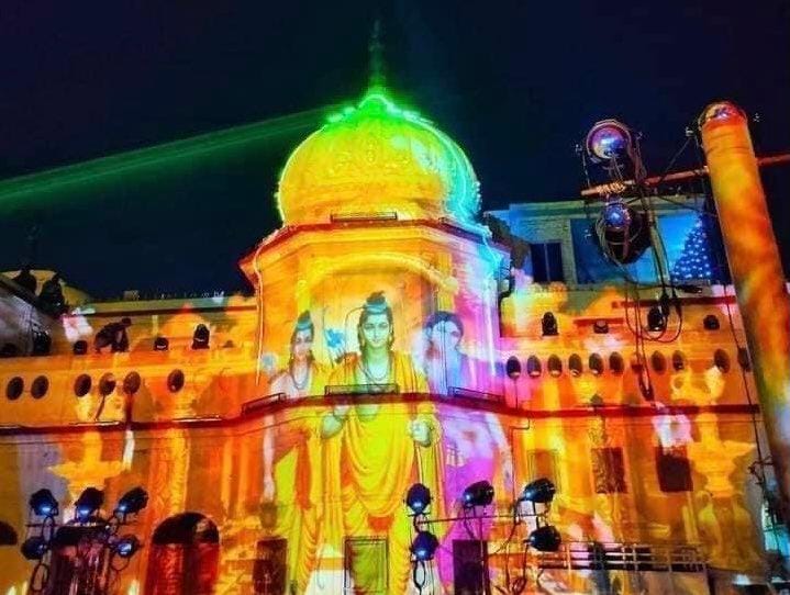 दीप जलेंगे लाखों जगमग
दीपावली का है त्यौहार,
सरयू तट पर बसी अयोध्या
सबके स्वागत को तैयार।