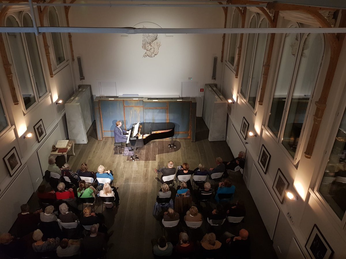 Vorige week trapte @thomas_oliemans onze serie Het Vrijdagavondconcert af! In een uitverkocht BIJ ANDREAS liet hij liederen van Schubert naadloos overgaan in muziek van Harry Bannink. Soms breekbaar en intiem, maar ook uitbundig en vreugdevol - een prachtige avond!