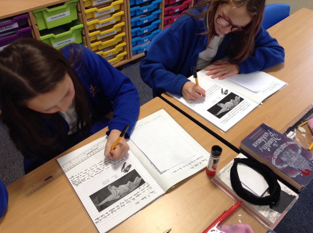 latimerprimary's tweet image. #ClassBL have been investigating fossils this afternoon. We have looked at some pictures of different fossils and have tried to find evidence about what kind of animal it was.