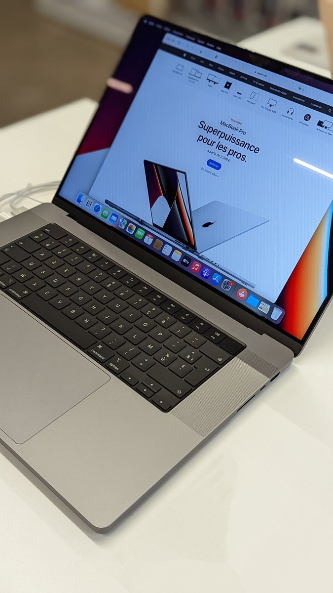 manekinekko's tweet image. Should I upgrade? #MacBookPro2021