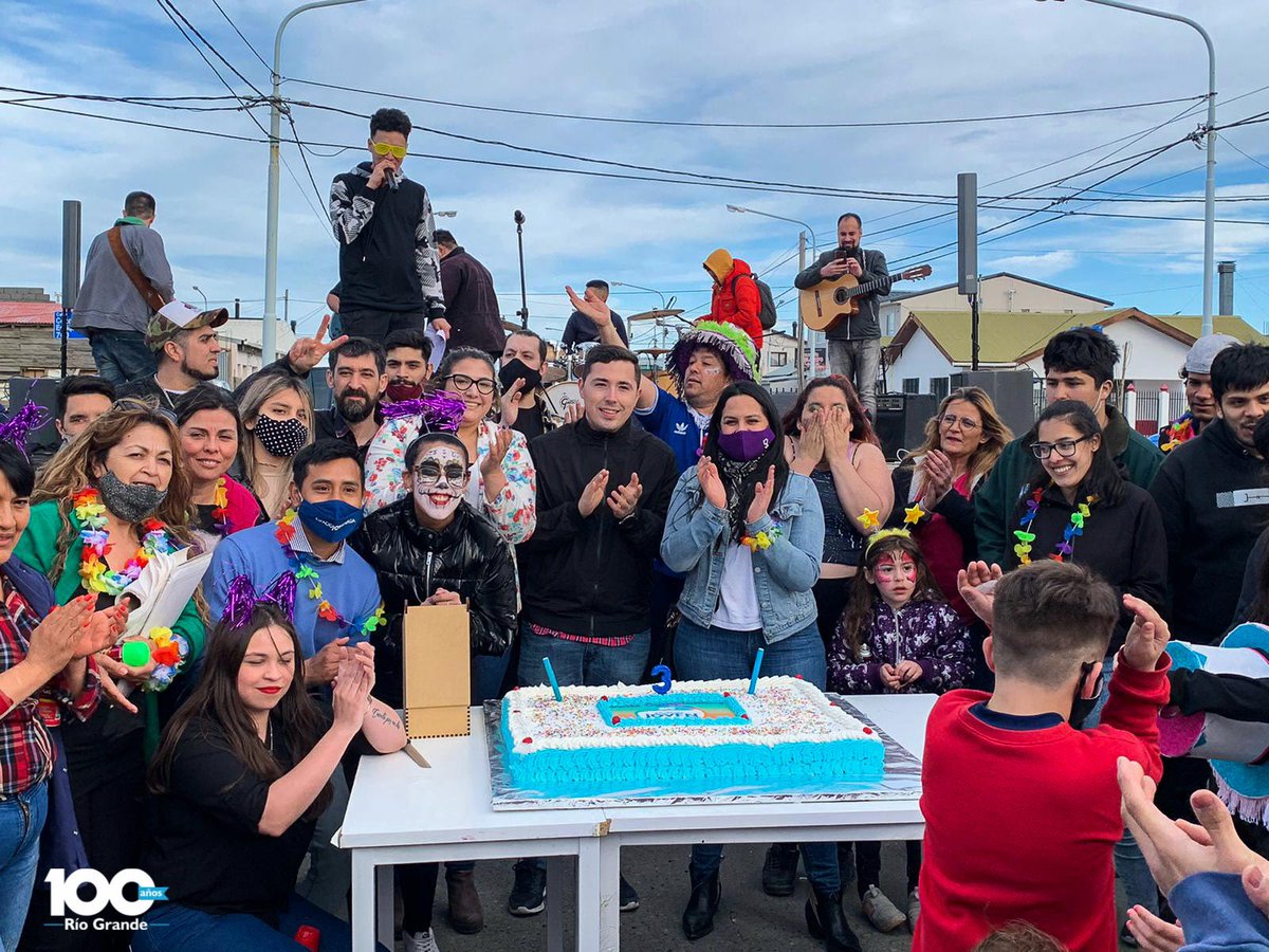 GonzaFerro's tweet photo. Celebramos los 3 años de Espacio Joven 🥳🎉 

Una tarde con actividades recreativas, culturales y de oferta gastronómica para las familia de Río Grande.

Desde este Espacio de la @MuniRioGrande trabajamos la prevención y construcción de un proyecto de vida para las juventudes 🤗 https://t.co/XKqy1C3hos