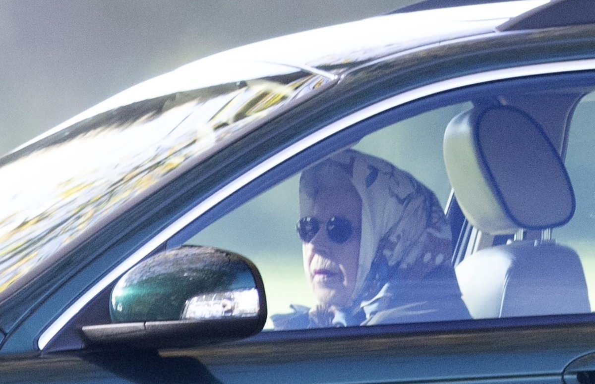 CerfiaFR's tweet image. 🇬🇧 😎 FLASH | Des #photos publiées dans la #presse britannique montrent Elizabeth II en train de conduire seule une #Jaguar. L&apos;état de #santé de la #Reine d&apos;angleterre semble rassurant. 

(BFMTV) #ElizabethII