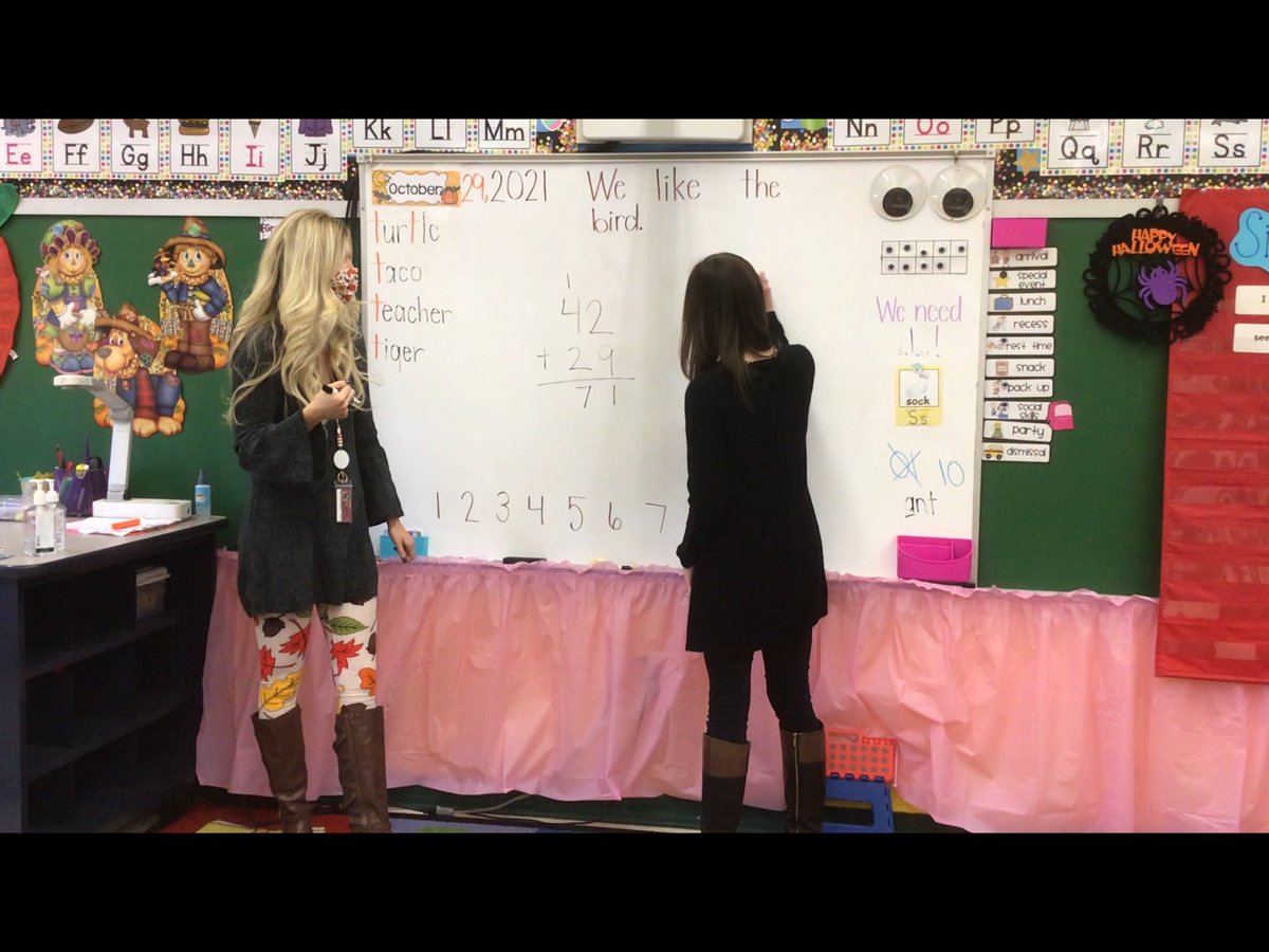 MissDziamniski's tweet photo. Teamwork makes the dream work.. solving math problems with @mia_tappe #AppleTeacher #EFcreates #EFproud #EveryoneCanCreate https://t.co/2vz1oTQJWP