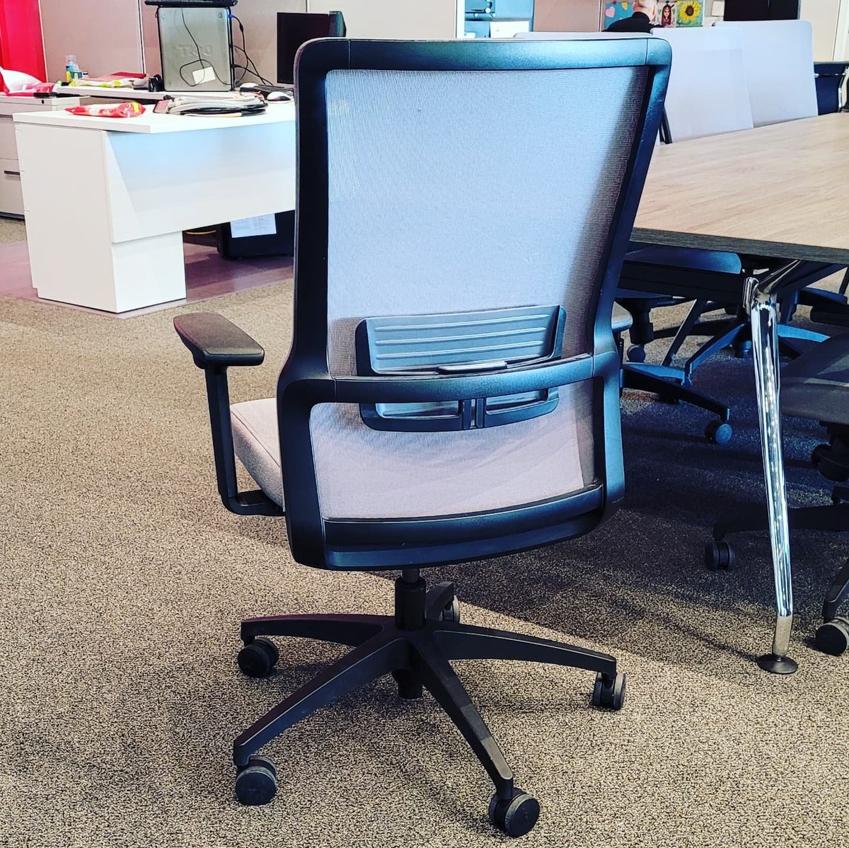 TOPSTEXAS's tweet image. New-to-you chair alert! 
Just arrived, the Sit-On-It NOVO task chair with synchro-tilt and seat slider. All in EXCELLENT condition! Silver mesh with gray fabric seat. 100 available today! Get this premium chair for a discount price at TOPS today!
TopsTexas.com