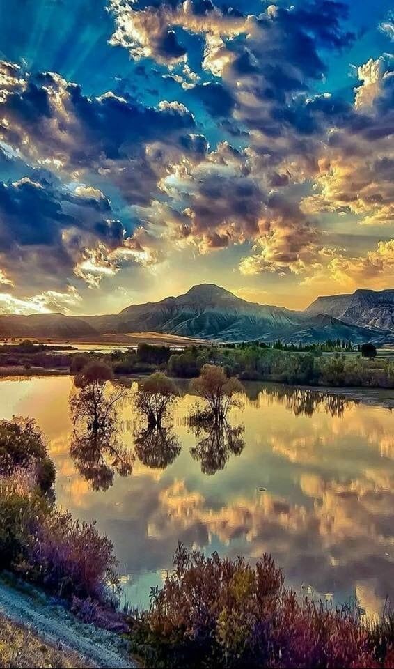 _EvelynSy's tweet photo. And I think to myself... ❤️🌿🌻
What a wonderful world 🌎🌍
#Mountainreflection 🏔️
#nature #beauty https://t.co/9FrkwWSLtm