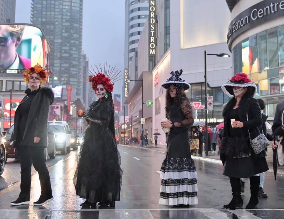 PTMunozledo's tweet photo. El sábado 30 de octubre se efectuó la espléndida Caminata de Catrinas y Catrines como parte de las celebraciones del Día de Muertos en Toronto. Mi reconocimiento a los esfuerzos de la comunidad organizada de mexicanas y mexicanos por mantener vivas nuestras tradiciones culturales https://t.co/mO88jqr8WP