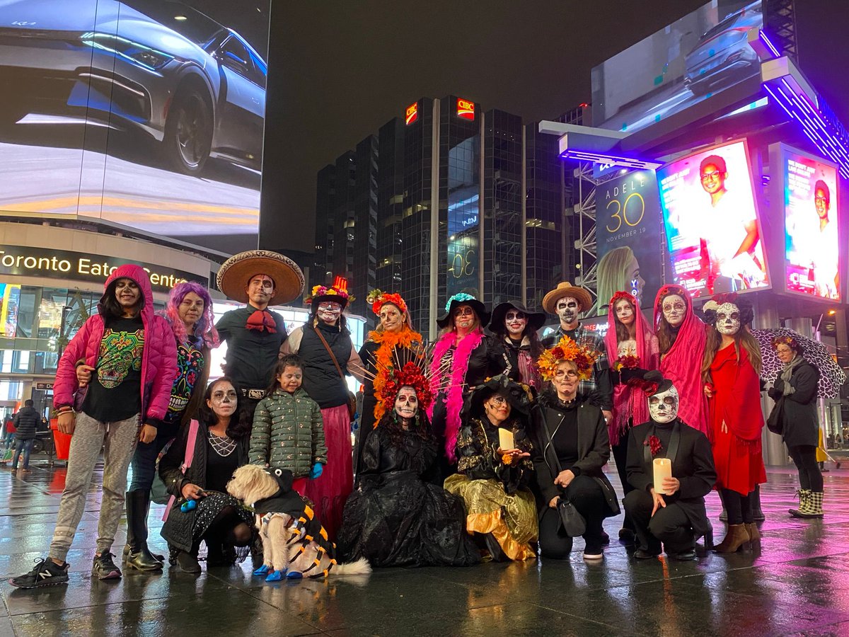 PTMunozledo's tweet photo. El sábado 30 de octubre se efectuó la espléndida Caminata de Catrinas y Catrines como parte de las celebraciones del Día de Muertos en Toronto. Mi reconocimiento a los esfuerzos de la comunidad organizada de mexicanas y mexicanos por mantener vivas nuestras tradiciones culturales https://t.co/mO88jqr8WP
