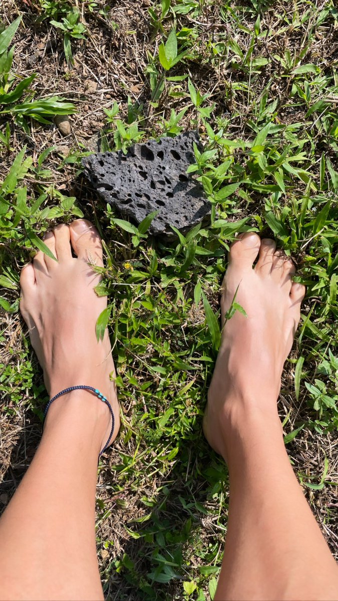 En esta cuenta andamos de piecitos descalzos cada que podemos 🐾