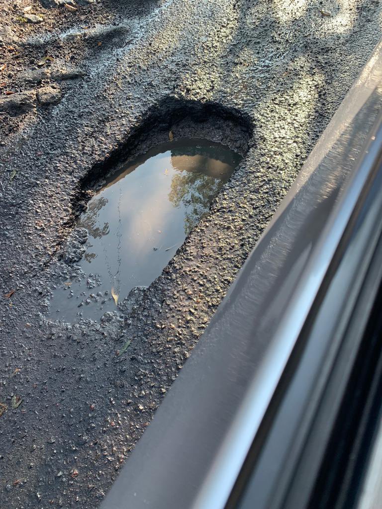 ysqsoy's tweet photo. @MHcesac hay un hoyo enorme sobre Bosques de la Reforma casi llegando al bajo túnel de Av. paseo de la Reforma. Urge ya van muchas llantas ponchadas. @MHSUrbanos @cesar_m_garrido @cgelista @mauriciotabe https://t.co/r0I0crCr3l