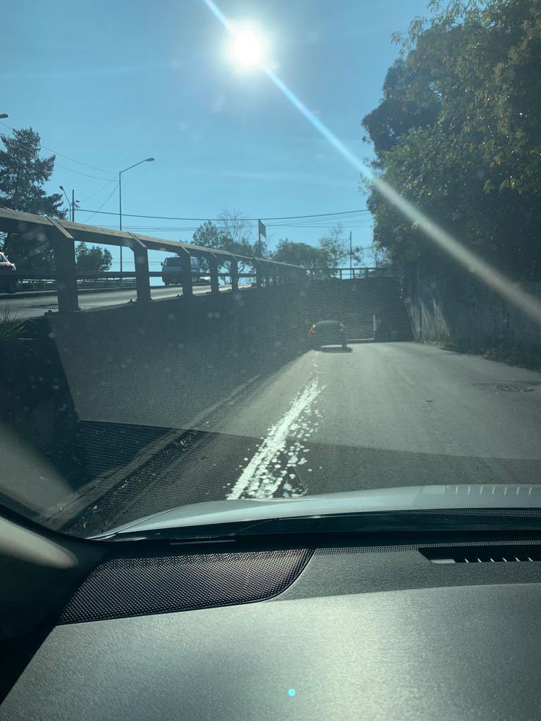 ysqsoy's tweet photo. @MHcesac hay un hoyo enorme sobre Bosques de la Reforma casi llegando al bajo túnel de Av. paseo de la Reforma. Urge ya van muchas llantas ponchadas. @MHSUrbanos @cesar_m_garrido @cgelista @mauriciotabe https://t.co/r0I0crCr3l