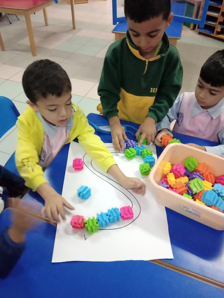 Nourelhodah's tweet photo. Using their fine motor skills, KG2 learners decorate letter S.
#fine_motor #conmunication_skills #learning_through_play
@Hhhsinfo @reem_lutfi @tbaassiri @TawilNoor @DaraziFarah https://t.co/0u3744IdFU