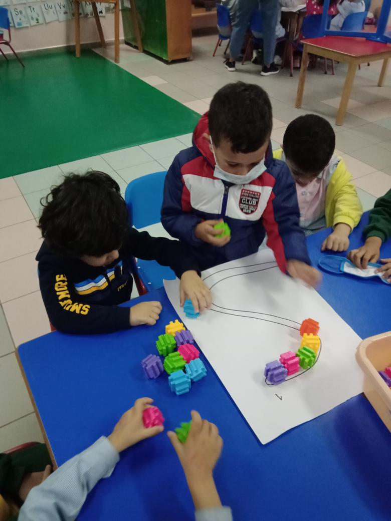 Nourelhodah's tweet photo. Using their fine motor skills, KG2 learners decorate letter S.
#fine_motor #conmunication_skills #learning_through_play
@Hhhsinfo @reem_lutfi @tbaassiri @TawilNoor @DaraziFarah https://t.co/0u3744IdFU