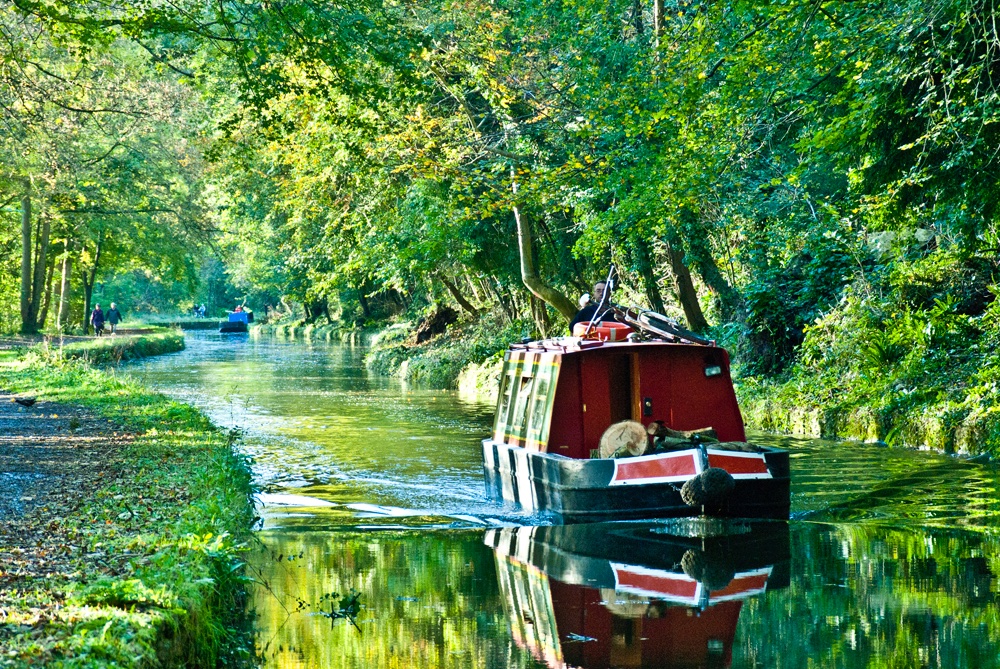 Bathfoto's tweet photo. The seasons are a changin'. Kennet and Avon Canal, Avoncliff. https://t.co/u3toNkwnqf