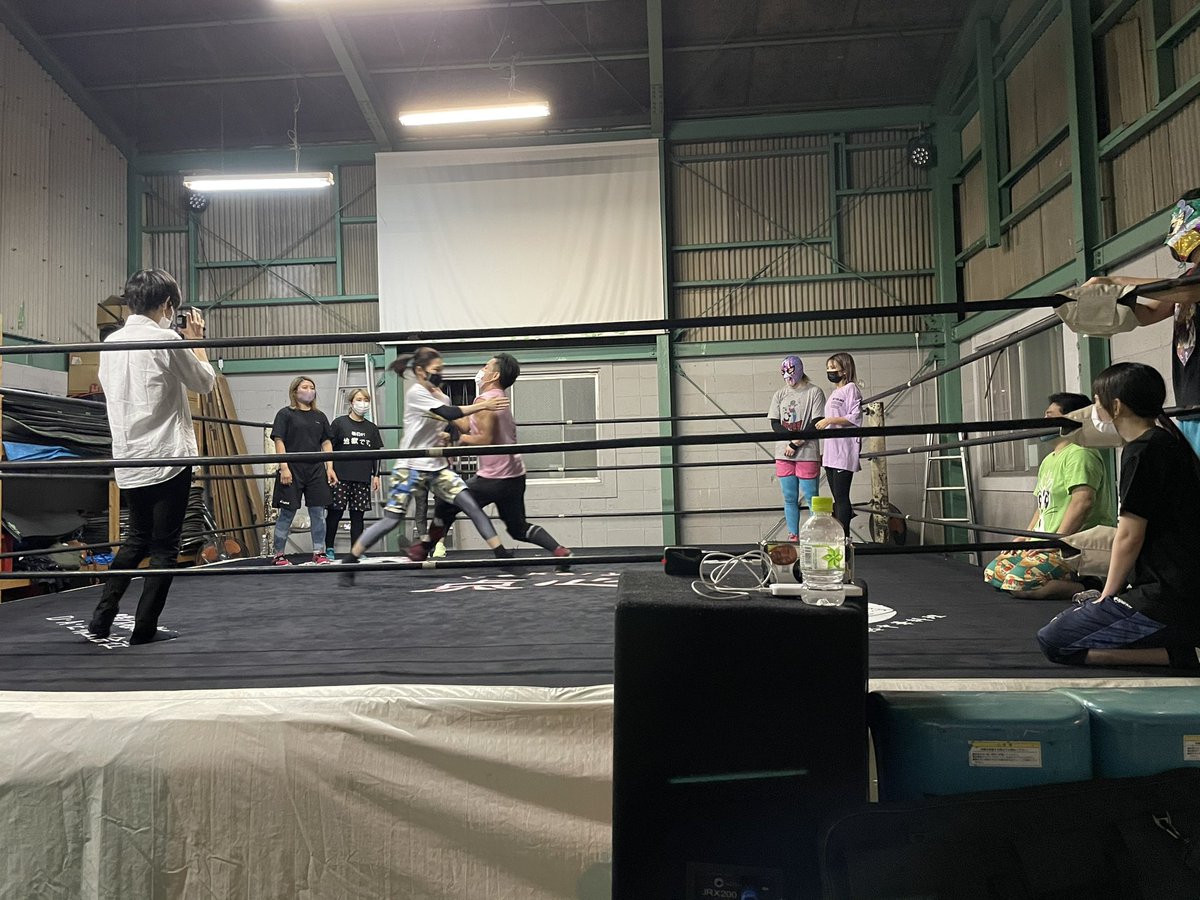 delfin0922's tweet photo. 2p5女子プロレスの練習日。
みんな楽しくヤル気があるので、スピーディーな進行で練習が進む。
ロープワークからタックルを指導。
みんな上手にこなす。
練習前にシンプレのナベちゃん、コーチ陣と撮影映像編集チームとミーティング。
本気で良い作品を作るのに皆んなで提案しています。 https://t.co/WUTum2DSrr