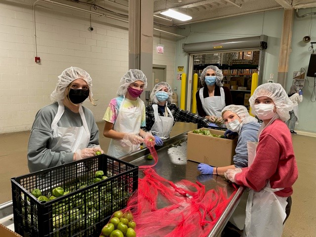 FXWChicago's tweet photo. We are so proud of our nearly three dozen FXW middle schoolers who devoted part of their day off on Friday in service to the Greater Chicago Food Depository peeling and preparing 2,100 pounds of tomatillos! #FXWproud #FXWservice #FXWstrong https://t.co/gPCbFCltmc