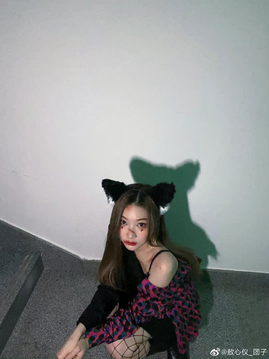 xinyipics's tweet photo. 211101 ao xinyi weibo update!  

“Helloween🎃
❤️🖤
Happy Halloween🦊”

#AoXinyi #敖心仪 https://t.co/uCKMNRYnnw
