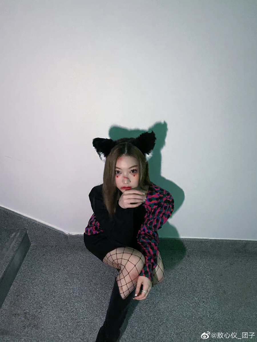 xinyipics's tweet photo. 211101 ao xinyi weibo update!  

“Helloween🎃
❤️🖤
Happy Halloween🦊”

#AoXinyi #敖心仪 https://t.co/uCKMNRYnnw