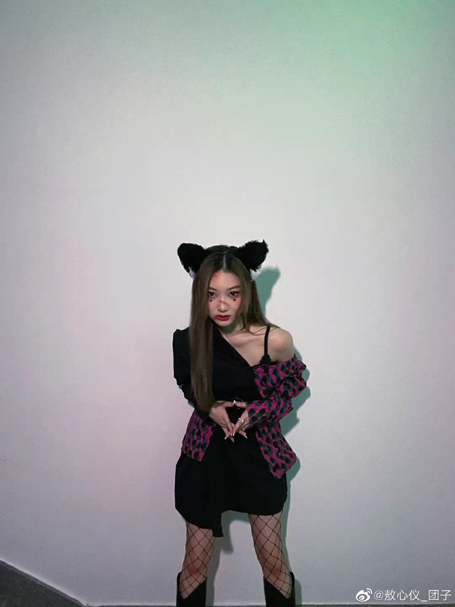 xinyipics's tweet photo. 211101 ao xinyi weibo update!  

“Helloween🎃
❤️🖤
Happy Halloween🦊”

#AoXinyi #敖心仪 https://t.co/uCKMNRYnnw