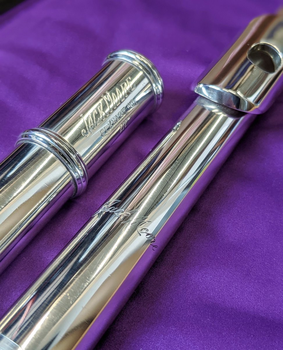 AllFlutesPlus's tweet image. Jack Moore completed flute repair training with Powell Flutes before moving to Armstrong flutes in the mid-1970s. He's known for pioneering the Murray system flute, a complicated method of flute building that take’s Boehm’s ideas in a different direction.
#jackmoore #silverflute