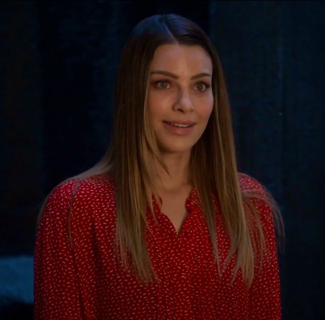 misschloedecker's tweet photo. red looks so good on her😍

#LuciferNetflix #ChloeDecker #LaurenGerman https://t.co/b1wp3tR1fq