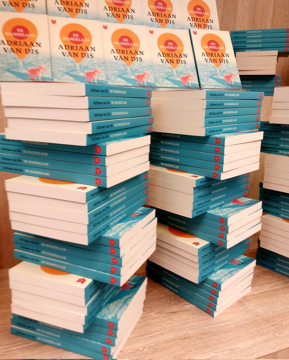 jacqiebakker's tweet image. Ook @BiebNoordVeluwe in Wezep liggen de boeken klaar om meegenomen te worden #cadeautje #NederlandLeest