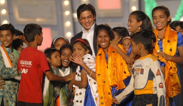 Rahulfinest's tweet photo. Today’s megastar, better to say a Badshah or King was a person had spent so many nights in the Mumbai railway station. So many days, without shelter and adequate food, but he did not leave the zeal to work and became 2 nd Richest actor of world. 

#HappyBirthdaySRK https://t.co/n77Qo3FjjA