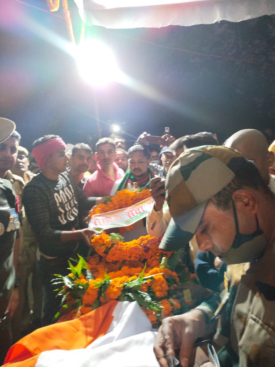 गाजीपुर जिले के वीर सपूत धीरेंद्र यादव जी माँ भारती की रक्षा करते हुए शहीद, अत्यंत दु:खद! 

सपा के कार्यकर्ताओं और नेताओं ने धीरेंद्र यादव जी के पार्थिव शरीर पर पुष्प अर्पित कर उन्हें श्रद्धांजलि समर्पित की।

ईश्वर दिवंगत आत्मा को शांति एवं शोक संतप्त परिजनों को संबल प्रदान करे।
