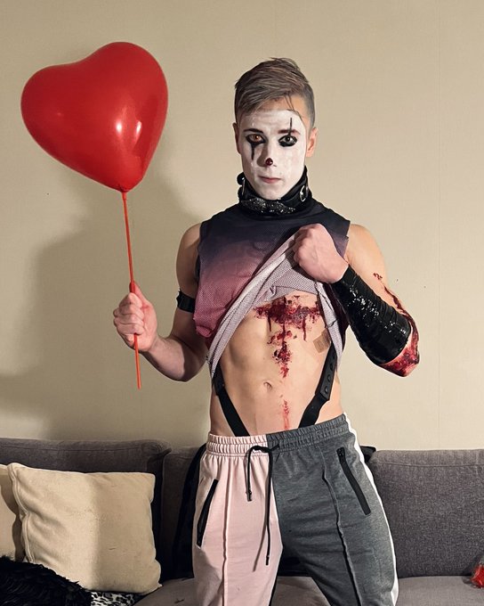 2 pic. My Halloween outfit??? https://t.co/PSwrzDpEOR