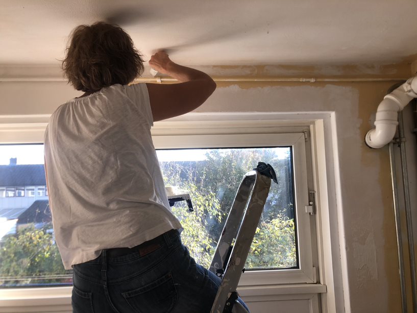 StPresentEde's tweet photo. Een gezin wat vanuit de daklozenopvang nu een eigen huis heeft gekregen waar nog wel veel in geklust moest worden. Present heeft een handje geholpen! https://t.co/7JyPYwLlce