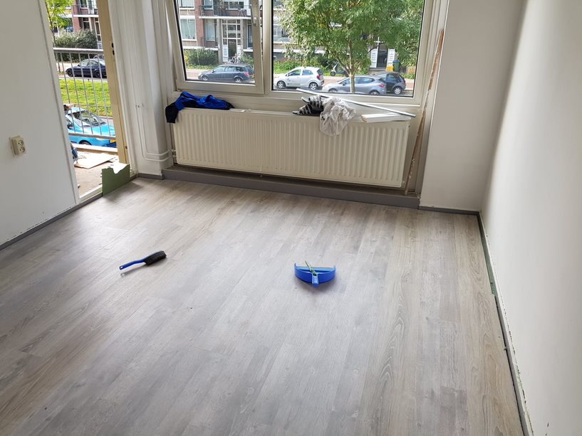 StPresentEde's tweet photo. Een gezin wat vanuit de daklozenopvang nu een eigen huis heeft gekregen waar nog wel veel in geklust moest worden. Present heeft een handje geholpen! https://t.co/7JyPYwLlce