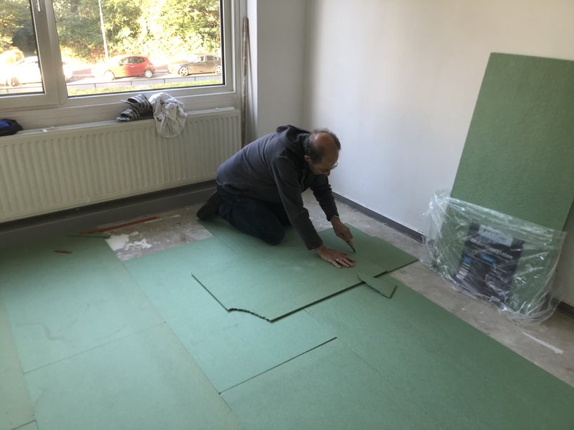 StPresentEde's tweet photo. Een gezin wat vanuit de daklozenopvang nu een eigen huis heeft gekregen waar nog wel veel in geklust moest worden. Present heeft een handje geholpen! https://t.co/7JyPYwLlce
