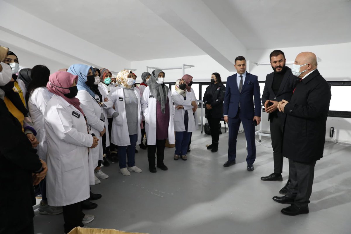 Şehrimizde üretime başlayan Karaz Tekstil Fabrikası'nı ziyaret ederek hayırlı olsun dileklerimizi ilettik. Fabrika sahibi Abdullah Karadağ kardeşimi yatırımdan ötürü kutluyorum. Yeni yatırımlarla istihdam oranını artırarak ülkemize çok değerli katkılar sunmaya devam edeceğiz.