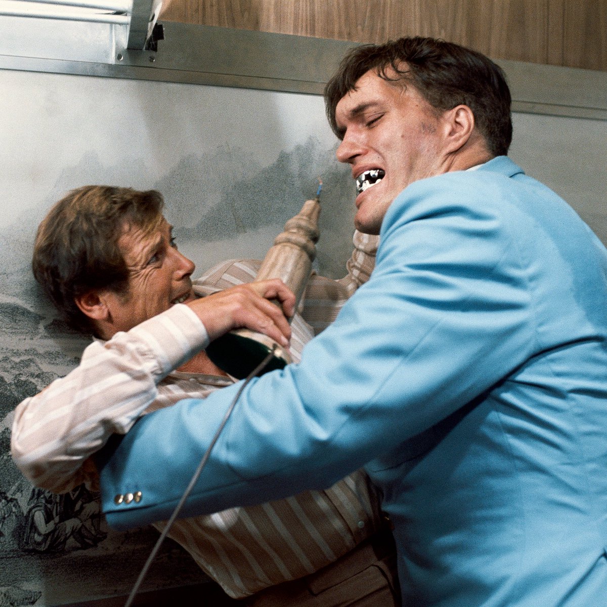 007's tweet photo. On this day in 1976, THE SPY WHO LOVED ME began shooting at Pinewood Studios. What is your favourite moment? https://t.co/19B6xn09um