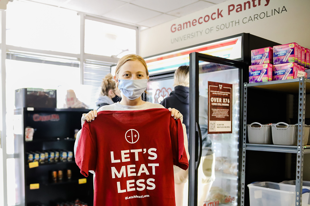 letsmeatless's tweet image. We have extended our philanthropic effort to UofSC’s @gamecockpantry by stocking the pantry to help students in need! Students now have @ImpossibleFoods, @tofurky, @daiyafoods, @oatly and @beyondmeat, as well as additional canned beans &amp;amp; vegetables, &amp;amp; whole grains—for free!