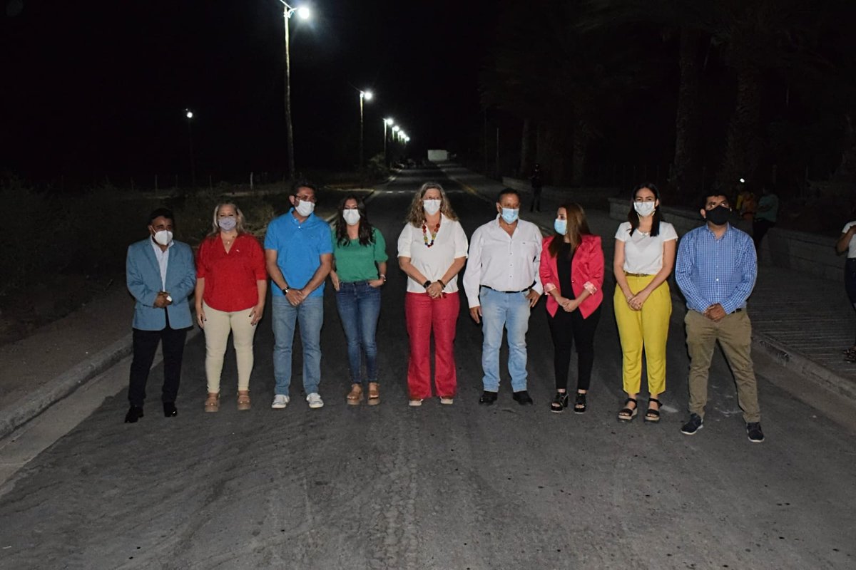 LegislaturaLR's tweet photo. #Aimogasta. La Vicegob @Florelop y el Gob @QuintelaRicardo acompañaron a la Int. @viyilopezz en la puesta en funcionamiento del Derivador x la ruta 75. Obra q permite la accesibilidad a los Bº Estación y Barrancas de Otacio 
☑️700 m de asfaltado 
☑️vereda de losetas
☑️Iluminación https://t.co/y1d8B4MlLC