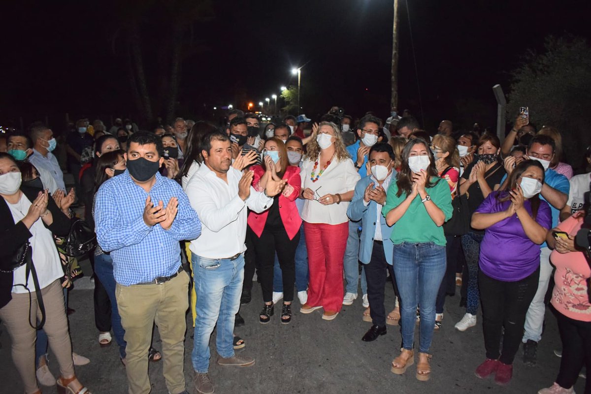 LegislaturaLR's tweet photo. #Aimogasta. La Vicegob @Florelop y el Gob @QuintelaRicardo acompañaron a la Int. @viyilopezz en la puesta en funcionamiento del Derivador x la ruta 75. Obra q permite la accesibilidad a los Bº Estación y Barrancas de Otacio 
☑️700 m de asfaltado 
☑️vereda de losetas
☑️Iluminación https://t.co/y1d8B4MlLC