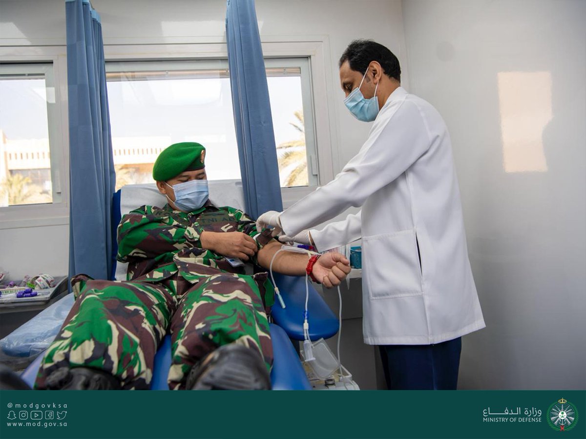 modgovksa's tweet photo. بالتعاون مع مدينة الأمير سلطان الطبية العسكرية تنظم كلية القيادة والأركان لـ #القوات_المسلحة حملة تبرع بالدم لكافة منسوبيها ودارسيها، وتهدف الحملة إلى نشر ثقافة #التبرع_بالدم في الكلية، والمحافظة على الصحة العامة وتعزيز المبادرات الإنسانية التي تسهم في إنقاذ حياة المحتاجين له. https://t.co/jZyt1XlacU
